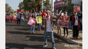 미얀마 군부 ‘시위 소강’ 발언에 군정 반대 시위 폭발