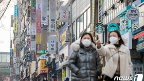 거리두기 개편, 영업 제한 풀고 개인 외출 일부 막는다