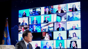 WEF 회장, 文대통령에 서한…“세계 경제 재건에 중요 역할”