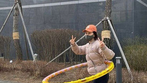 백지영, 다섯살 딸과 놀이터 나들이 “엄마, 훌라후프 짱이지?”