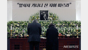故백기완 조문 나흘째…추미애 “우리 시대 평화 지킴이”