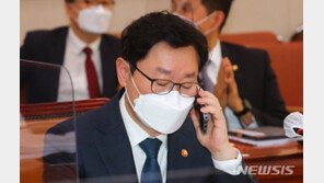 박범계 “신현수 사의 표명, 대단히 안타까워…따로 이야기한 건 없다”