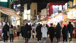 당국 “韓, 외국보다 발생규모 작아 면역도↓…거리두기 더 중요”