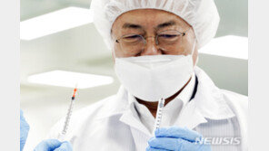 백신 주사기 업체 찾은 文 “참 자랑스럽다…코로나 극복 큰 기여”