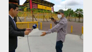 생방 중 기자에게 총 겨눈 괴한…금품 빼앗아 도망