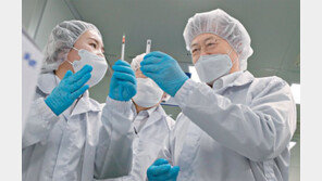 백신주사기 업체 찾은 文대통령 “정부-삼성-中企 협력으로 혁신”