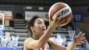 하나원큐, 우리은행 ‘안방 헹가래’ 막았다