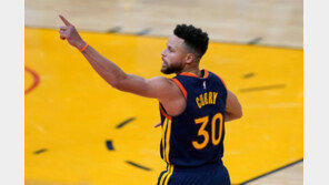 조던 넘은 커리… 12경기 내리 25득점