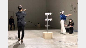 “관람객도 VR 헤드셋 쓰자 작품이 되었다”