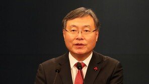 휴가 내고 사퇴 수순 밟는 신현수… 文대통령 떠나나