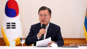 文대통령 “코로나 진정되면 국민위로지원금 검토”