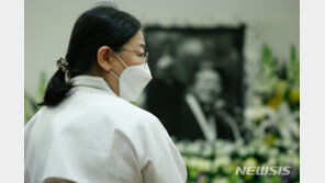 故백기완, 거리두기 영결식…서울시청까지 운구 행렬