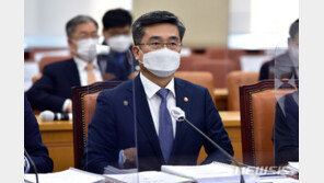 서욱 “백신 수송 우발상황 시 軍 수송기·함정 투입하겠다”