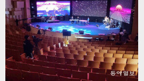 올해도 ‘비대면’ 축하·환영…코로나가 만든 풍경[퇴근길 한 컷]