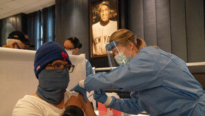 美CDC “코로나19 백신, 심각한 부작용은 드물어”