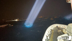 경주 앞바다서 전복된 홍게잡이 어선 발견…선원 6명 실종