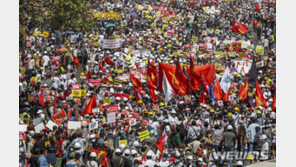 미얀마 10개 무장단체 “협상 중단…대중 시위 지원”