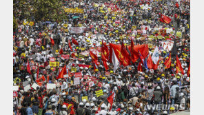 미얀마 10개 무장단체 “협상 중단…대중 시위 지원”