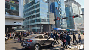 ‘설연휴 잠복’ 끝나 이번주 고비…주말 거리는 북적북적