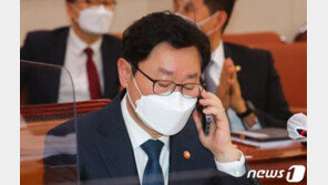 신현수, ‘거취 숙고’ 마지막날…사의 고수냐, 철회냐 주목