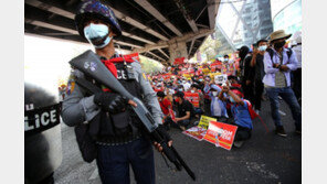 물대포, 최루탄, 새총까지…미얀마 쿠테타 항의시위서 사상자 속출[청계천 옆 사진관]