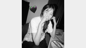 이지아, 흑백사진 속 브이 포즈…20대 같은 비주얼