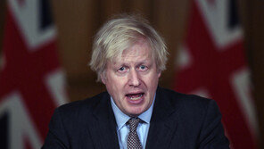 존슨 英총리 “7월말까지 모든 성인 백신 1차 접종 완료”