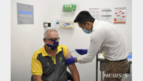 모리슨 濠총리, 백신 반대 시위 속 백신 시범 접종