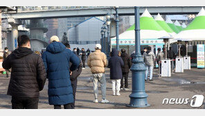 감소세는 아직 성급한 기대…끈질기게 이어지는 일상 집단감염