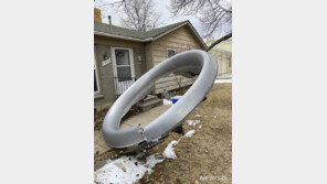 여객기에서 떨어진 부품이 주택가에 ‘뚝’…대낮에 날벼락