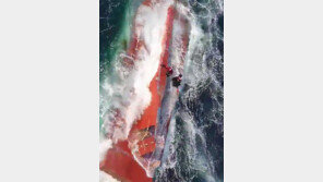 40시간만에… 전복된 어선서 선원 1명 극적 구조