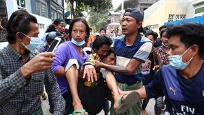 미얀마 군경, 시위대에 무차별 발포… 머리 총맞은 10대소년 숨져