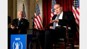 정파 넘은 우정… 암 투병 밥 돌 찾아간 바이든