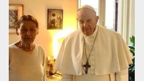 홀로코스트 생존자 집 찾은 교황 “나치에 학살된 사람들에게 경의”