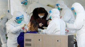 주말 봄날씨에 집콕탈출 인파…“코로나 내주 고비, 거리두기 준수를”