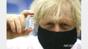 英존슨 “6인 이상 모임 허용·대면수업 재개”…봉쇄완화 계획 발표