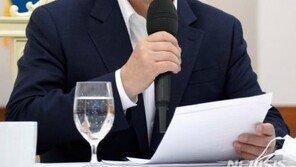 靑 “文대통령, 백신 먼저 접종? 국민 불신 있다면 마다할 이유 없어”