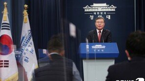 돌아온 신현수, 文과 오전 티타임…휴가중 검찰 후속 인사 협의