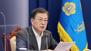 靑 “文대통령 백신 1호 접종, 배제하지 않을 것”