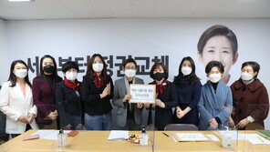 나경원 ‘여성’ 오세훈 ‘중도보수’ 지지선언 받아…세 과시