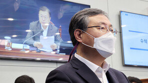 신현수 사퇴 한숨 돌린 文대통령…검찰개혁 고민은 여전