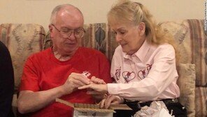 ‘이런 게 기적?’ 분실된 결혼반지, 48년 만에 되찾은 사연은?