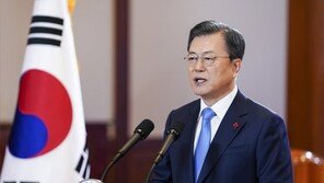 ‘文대통령 1호 접종’ 공방에…靑 “가장 먼저 맞을 상황 배제 않을 것”