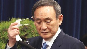 또 고개숙인 스가… 이번엔 ‘장남의 공무원 접대’ 사과