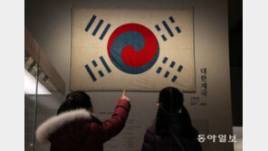 130년 된 태극기는 어떻게 생겼을까 [청계천 옆 사진관]