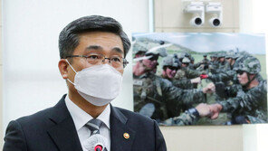 서욱 “軍 내 코로나19 백신 불신 있으면 1번으로 맞겠다”