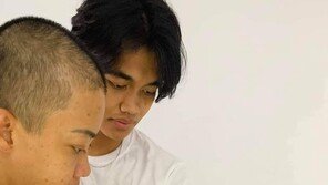 ‘엄마 사랑해’·혈액형 적힌 팔뚝…미얀마 청년들이 글 적는 이유는