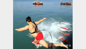 “국민들 힘내세요” 해경, 맨몸수영 행사