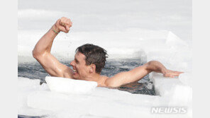 얼음장 밑 물속서 단숨에 80.9m 수영 ‘세계 신기록’