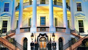 백악관 밝힌 촛불 500개… 美 코로나 사망자 50만명 추모